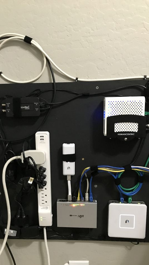 NOMAMEX - Instalacion de equipo de Red en un rack abierto para ordener equipo y cables
