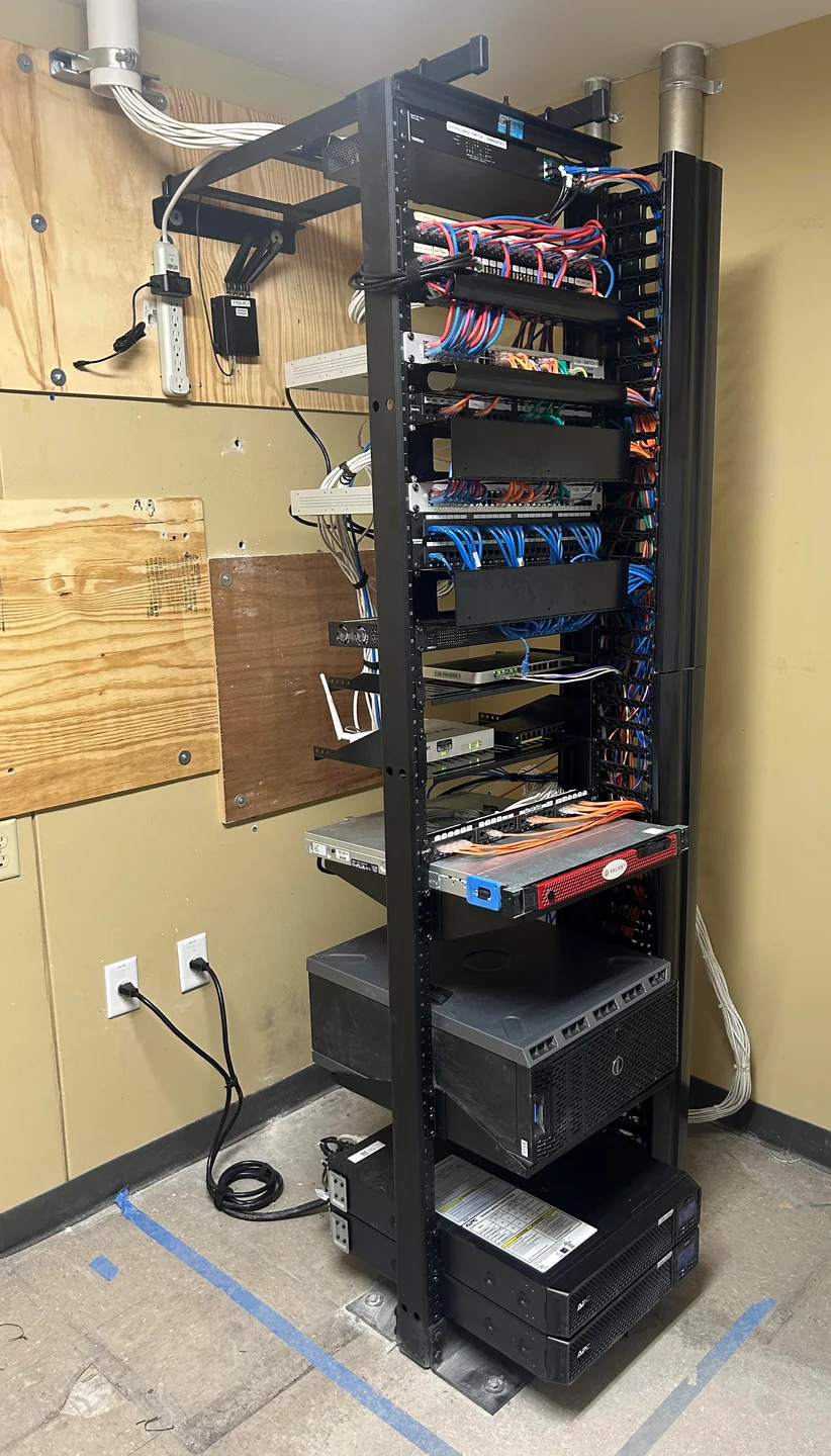 Nomamex - Instalacion de equipo de red e internet de una manera ordenada para permitir mantenimiento y soporte de la manera ordenada y eficiente
